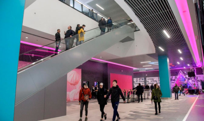 Sufit podwieszany listwowy z listwy sześciennej KRAFT w centrum handlowo-rozrywkowym Spartak we Lwowie