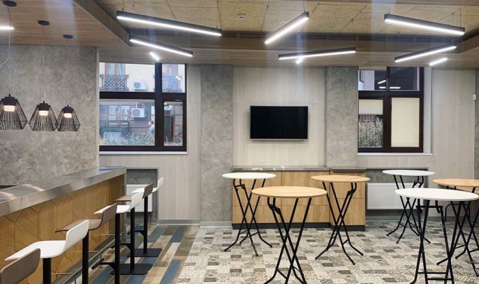Oprawy do sufitów podwieszanych KRAFT Led w kawiarni, restauracji