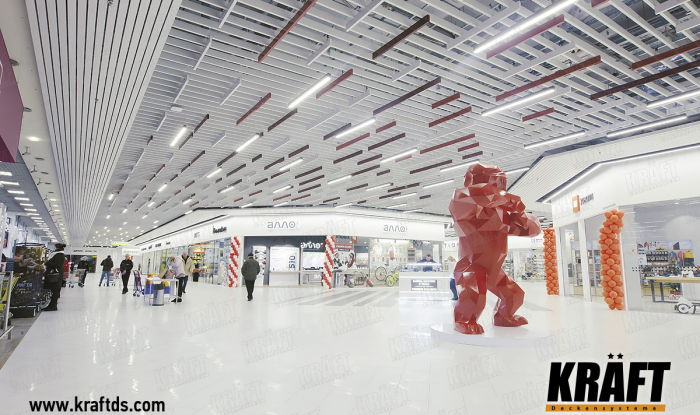 Sufit podwieszany listwowy KRAFT we wnętrzu centrum handlowego Karavan