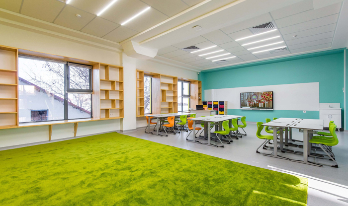 Sufity podwieszane na T-profilu KRAFT Fortis z oświetleniem KRAFT Led we wnętrzu Oxbridge International School w Taszkencie