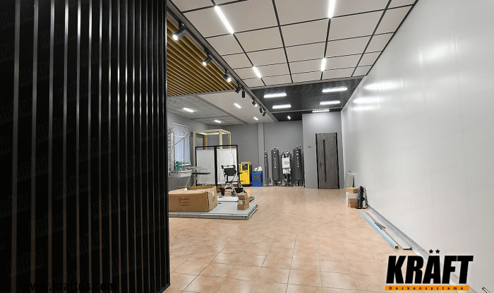 Salon sufitów podwieszanych KRAFT: Lampy KRAFT Led, T-profil, płyty, listwa kubiczna, griljato (w tym „żaluzje”) w różnych kolorach i rozmiarach