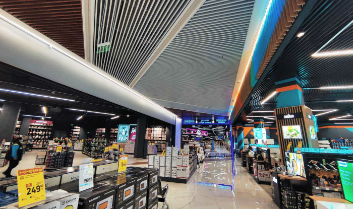 Centrum handlowe "Epicentr" nadal zachwyca projektami sufitów listwowych (+11 zdjęć)