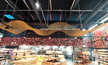 TC &quot;Epicenter K6&quot;: KRAFT cube-shaped ceiling on a flexible traverse