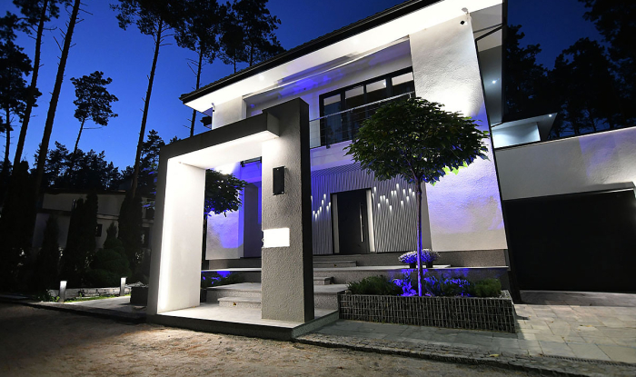Entrance group from a cube-shaped rail with illumination in a private house (+13 photos)