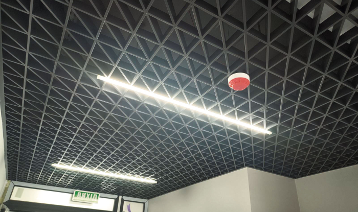 Nowy projekt z trójkątnym sufitom rastrowym KRAFT
