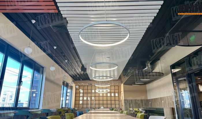 KRAFT w wnętrzach restauracyjnych: kiedy sufit pracuje dla przestrzeni